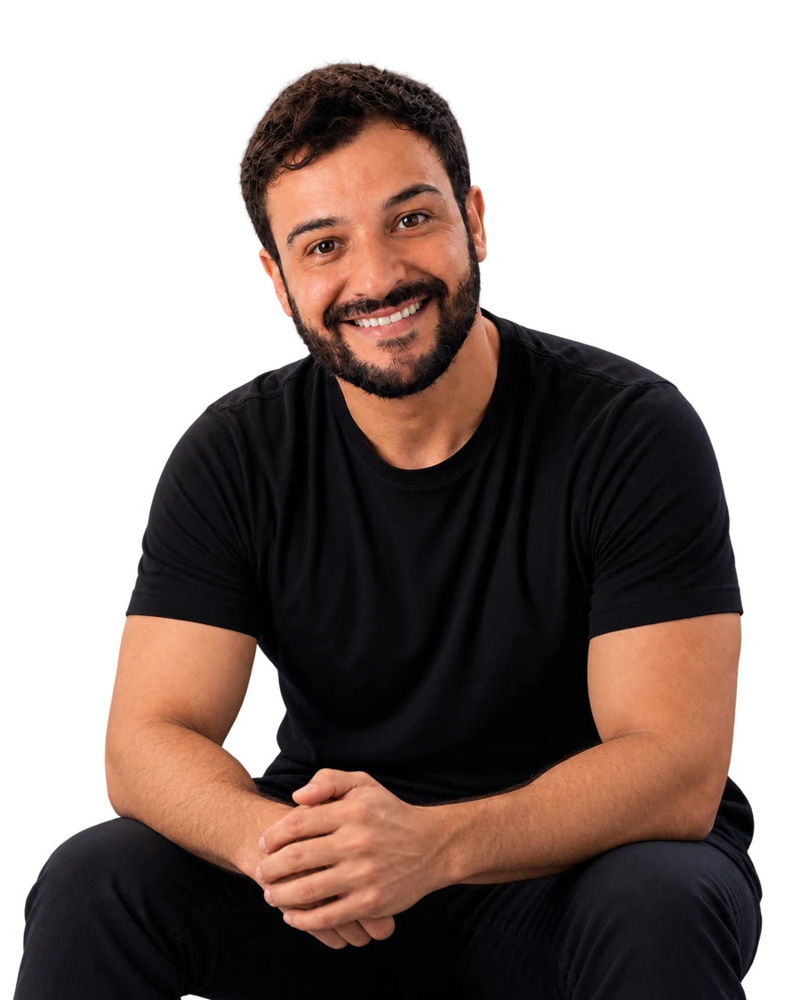 Cezar Machado, de camiseta preta, sentado e olhando para a câmera